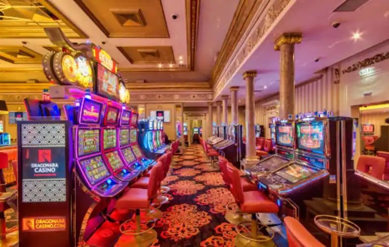 Meja baccarat live kasino f300m – dealer sungguhan dengan streaming video HD